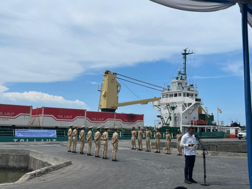 TOL LAUT JADI KUNCI PEMERATAAN PASOKAN MINYAK DAN GULA DI KUPANG - NTT