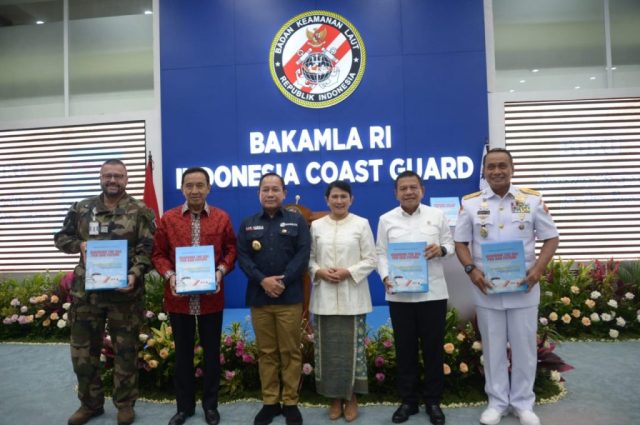 Hadiri HUT Bakamla, Wamenhan M. Herindra Menerima Buku “Guarding The Sea For Our Future”