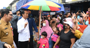 Presiden Berikan Bansos kepada Para Pedagang di Pasar Baru Subang