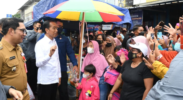 Presiden Berikan Bansos kepada Para Pedagang di Pasar Baru Subang