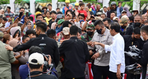 Kunjungi Pasar Utan, Presiden dan Ibu Iriana Disambut Hangat Pedagang dan Warga