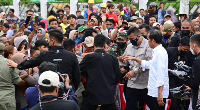 Kunjungi Pasar Utan, Presiden dan Ibu Iriana Disambut Hangat Pedagang dan Warga