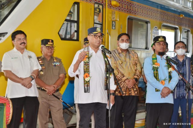 Tinjau Kereta Api Makassar – Parepare Menhub Soft Launching Operasional Jalur Pangkep - Maros