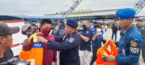 Lakukan Pemantauan Keselamatan Pelayaran, Kemenhub Bagikan Life Jacket Gratis Di Pelabuhan Kaliadem Muara Angke