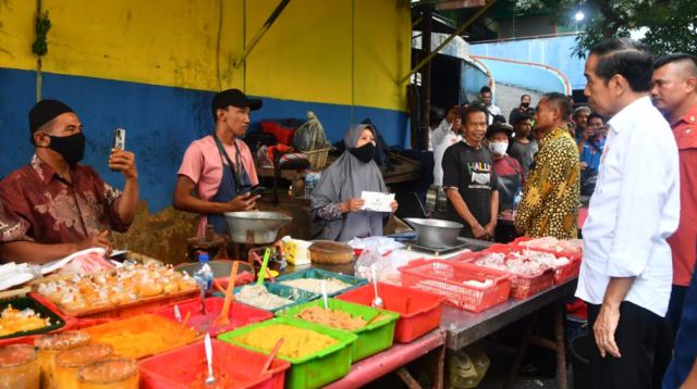 Presiden Jokowi Tinjau Harga Bahan Pangan di Pasar Palmerah