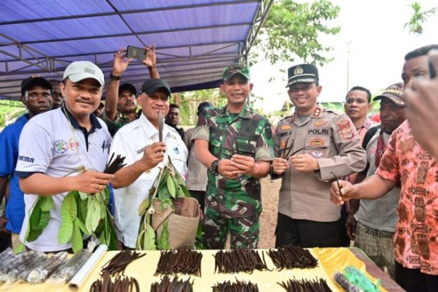 Pj Bupati Sarmi Hadiri Panen Perdana Vanili