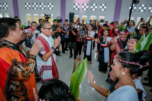 Momen Menparekraf Nyanyikan Sinanggar Tulo di KaTa Kreatif Kabupaten Samosir