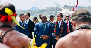 Tiba di Port Moresby, Presiden Jokowi Disambut Perdana Menteri Marape