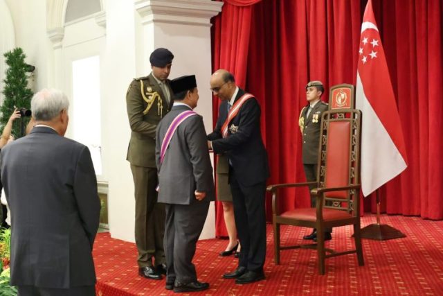 Menhan Prabowo Terima Penganugerahan Darjah Utama Bakti Cemerlang (Tentera) dari Presiden Singapura