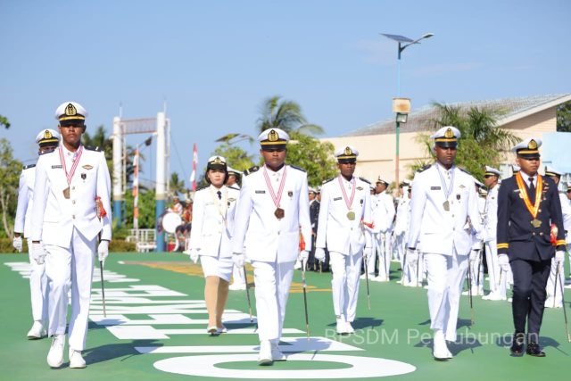 Wisuda dan Lepas Perwira Transportasi Laut Politeknik Pelayaran Sorong, Plt Kepala BPSDMP Ajak Para Lulusan Mendukung Keselamatan Transportasi Laut Dan Kelestarian Lingkungan