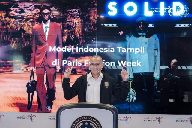 Menparekraf Apresiasi Model Indonesia Pertama Tampil di Runway Paris Fashion Week 2024