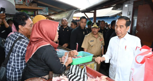 Presiden Jokowi Cek Harga Bahan Pokok dan Bagikan Bansos di Pasar Mungkid Magelang