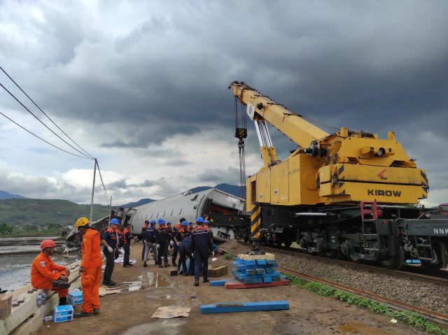 Kecelakaan KA di Bandung Evakuasi Terus Dilakukan oleh Tim Gabungan