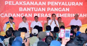 Kunjungi Gudang Bulog GBB Umbul Tengah, Presiden Cek Stok Beras dan Salurkan Bantuan Pangan