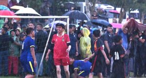 Sambut Lolosnya Timnas di Piala Asia, Presiden Jokowi Main Bola Bareng Warga Sleman