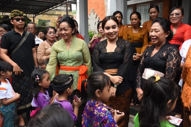 Bunda Paud Kota Denpasar Serahkan 719 Kartu Identitas Anak