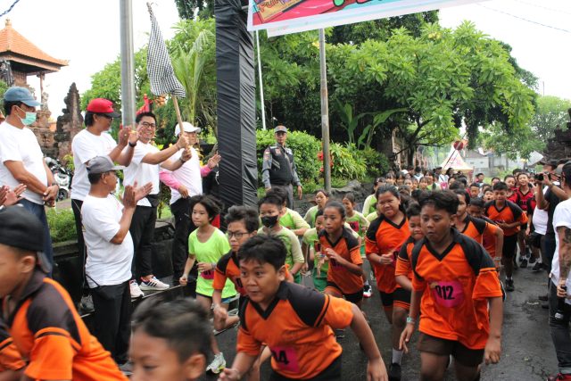 Diikuti Ratusan Peserta, Desa Ubung Kaja Gelar Fun Run Sambut Hut ke 236