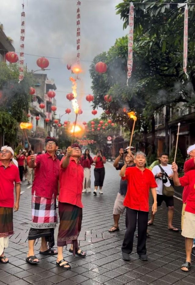 Ritual Imlek 2575 Digelar Di Kawasan Heritage Jalan Gajah Mada Wujud Keberagaman, Padukan Budaya Tionghoa dan Bali