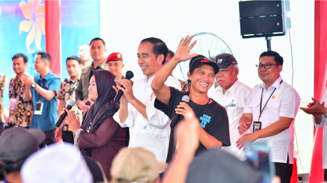 Presiden Jokowi Serahkan Bantuan Pangan di Kabupaten Maros