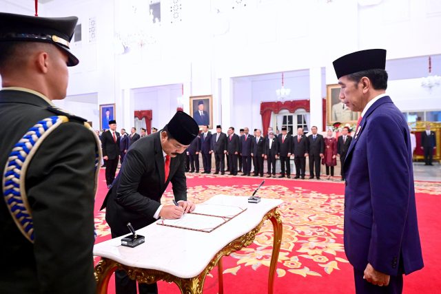 Presiden Jokowi Lantik Hadi Tjahjanto sebagai Menko Polhukam di Istana Negara