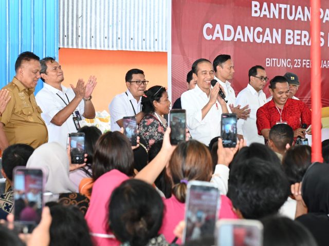 Serahkan Bantuan Pangan Beras di Kota Bitung, Presiden Jokowi Dorong Semangat Warga