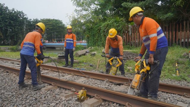 Jelang Angkutan Lebaran 2024, KAI Daop 8 Intensifkan Perawatan Jalur KA