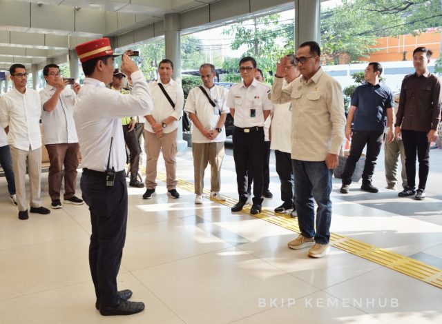 Cek Stasiun Pasar Senen, Menhub Pastikan Kelancaran Angkutan Kereta Lebaran 2024