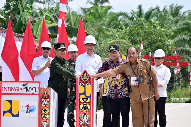 Presiden Jokowi Resmikan Pelaksanaan Inpres Jalan Daerah di Kalimantan Timur