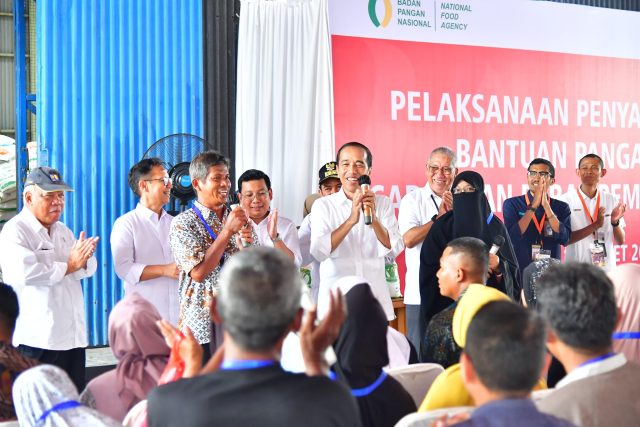 Presiden Jokowi Ungkap Tantangan Pangan Nasional Saat Serahkan Bantuan Pangan di Labuhanbatu