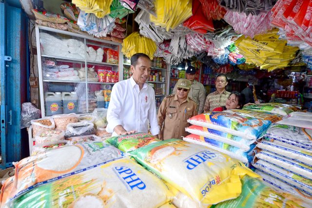 Presiden Jokowi Pantau Stabilitas Harga di Pasar Sungai Ringin Sekadau Saat Ramadan