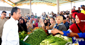 Jelang Lebaran, Presiden Jokowi Pantau Stok dan Harga Bahan Pokok di Pasar Rakyat Merangin