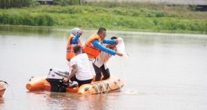 Peringati HUT Banyuasin ke-22, Hani S Rustam Tabur 10 Ribu Benih Ikan di Boom Berlian