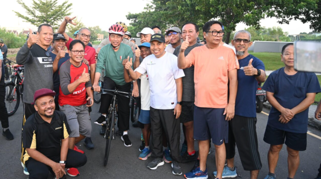 Pagi di Mataram, Presiden Jokowi Gowes Sepeda Bambu