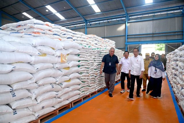 Presiden Jokowi Tinjau Gudang Bulog di Lubuklinggau, Pastikan Kelanjutan Bantuan Pangan