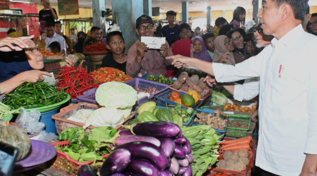 Tinjau Pasar di Kotawaringin Timur, Presiden Jokowi Pastikan Harga Baik dan Stabil