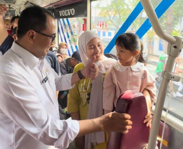 Menhub Naik Transjakarta, Ajak Masyarakat Masif Gunakan Transportasi Umum