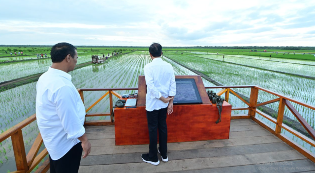 Presiden Jokowi dan Ibu Iriana Tinjau Simulasi Drone Tabur Pupuk di Papua Selatan