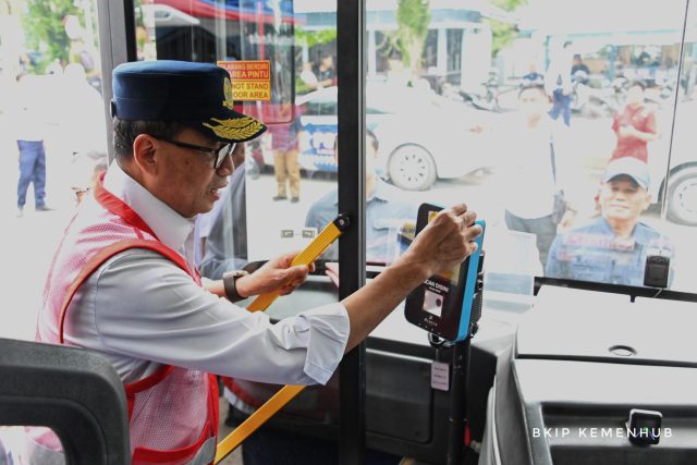 Tinjau Terminal Batu Ampar Balikpapan, Menhub Jajal Bus BTS Balikpapan City Trans