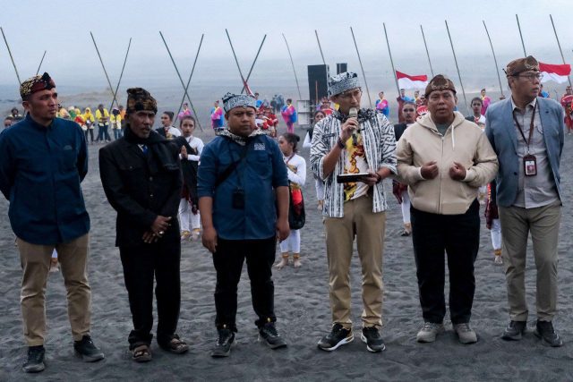 Menparekraf Baca Puisi Kidung Tengger Saat Buka Eksotika Bromo Festival 2024