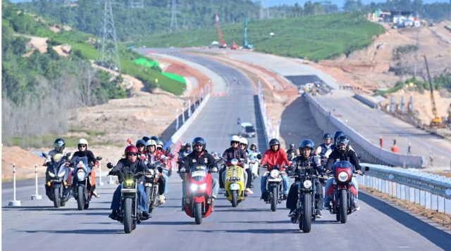 Naik Motor, Presiden Jokowi Ajak Para Influencers Tinjau Jalan Tol IKN