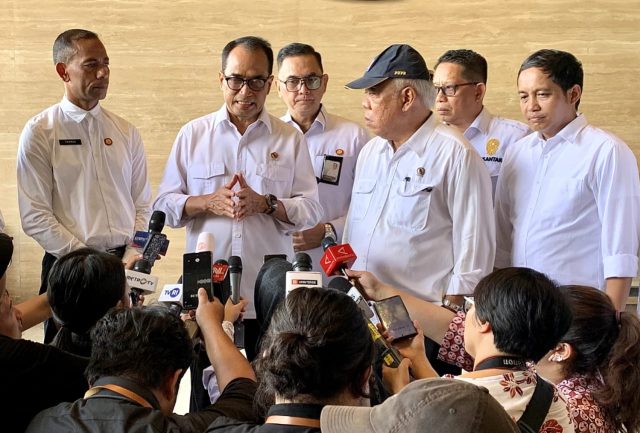 Presiden Jokowi Bertemu Jajaran OIKN dan Menteri Perhubungan di Istana Garuda