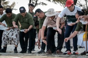 Menparekraf Lakukan Transplantasi Terumbu Karang di Desa Wisata Pulau Pramuka Wujud Praktik Pariwisata Berkelanjutan