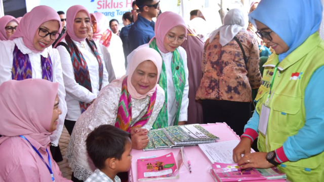 Kunjungan ke Posyandu, Ibu Iriana dan Ibu Wury Tinjau Program Vaksin untuk Anak