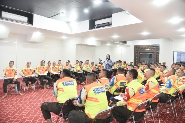 Tingkatkan Pelayanan Kepada Penumpang KRL, KAI Services Gelar Training Hospitality PAM KAI Commuter