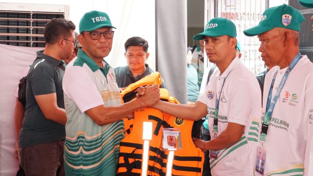 Bagikan 600 Life Jacket, Dirjen Hubdat Kampanyekan Keselamatan Transportasi Sungai Dan Danau