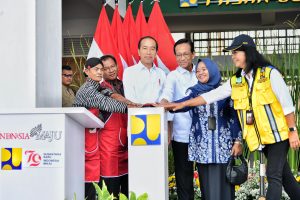 Presiden Joko Widodo meresmikan Pasar Godean yang telah direvitalisasi di Kabupaten Sleman, Daerah Istimewa Yogyakarta (DIY), pada Rabu, 28 Agustus 2024. Pasar yang telah melayani masyarakat sejak tahun 1980 ini kini tampil dengan wajah baru setelah melalui revitalisasi menyeluruh yang menelan anggaran sebesar Rp89 miliar.