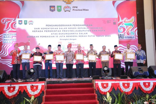 Kemendagri Anugerahkan Penghargaan Gerakan 10 Juta Bendera Tahun 2024 di Pekanbaru