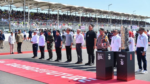 Presiden Jokowi Saksikan dan Serahkan Trofi Juara Pertamina Grand Prix of Indonesia 2024