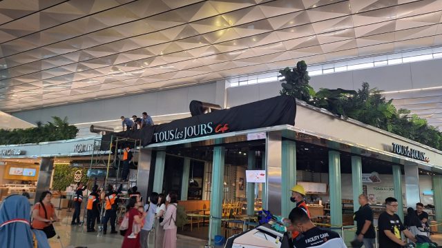 ARFF Padamkan Titik Api Pada Salah Satu Bagian Atap Tenant F&B di Terminal 3