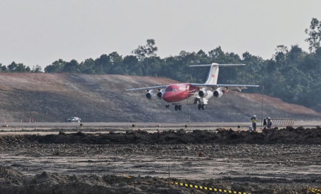 Pesawat Kepresidenan Berhasil Mendarat Perdana dengan Lancar di Bandara IKN